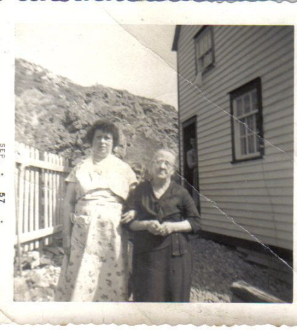 04 Phoebe and her mother Susanna Lockyer by Susanna's house in Sept 1957. Credit: Madonna Drover